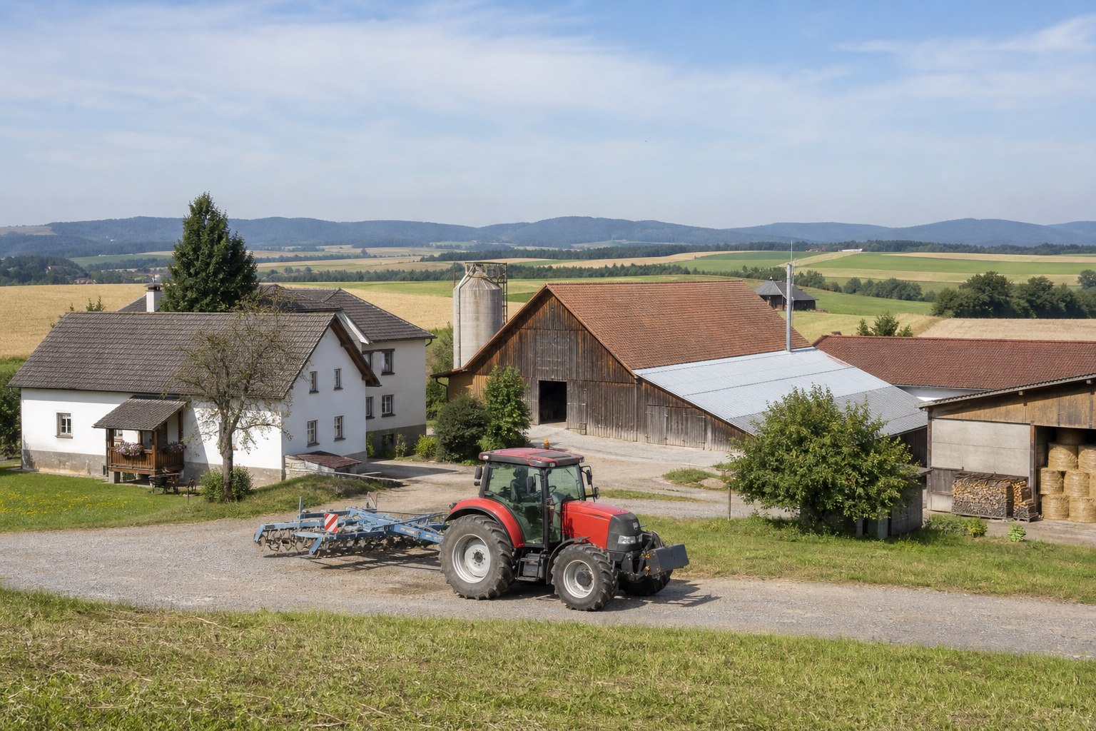 Hofstelle mit Wohnhaus, Wirtschaftsgebäuden, landwirtschaftlichen Flächen und Traktor
